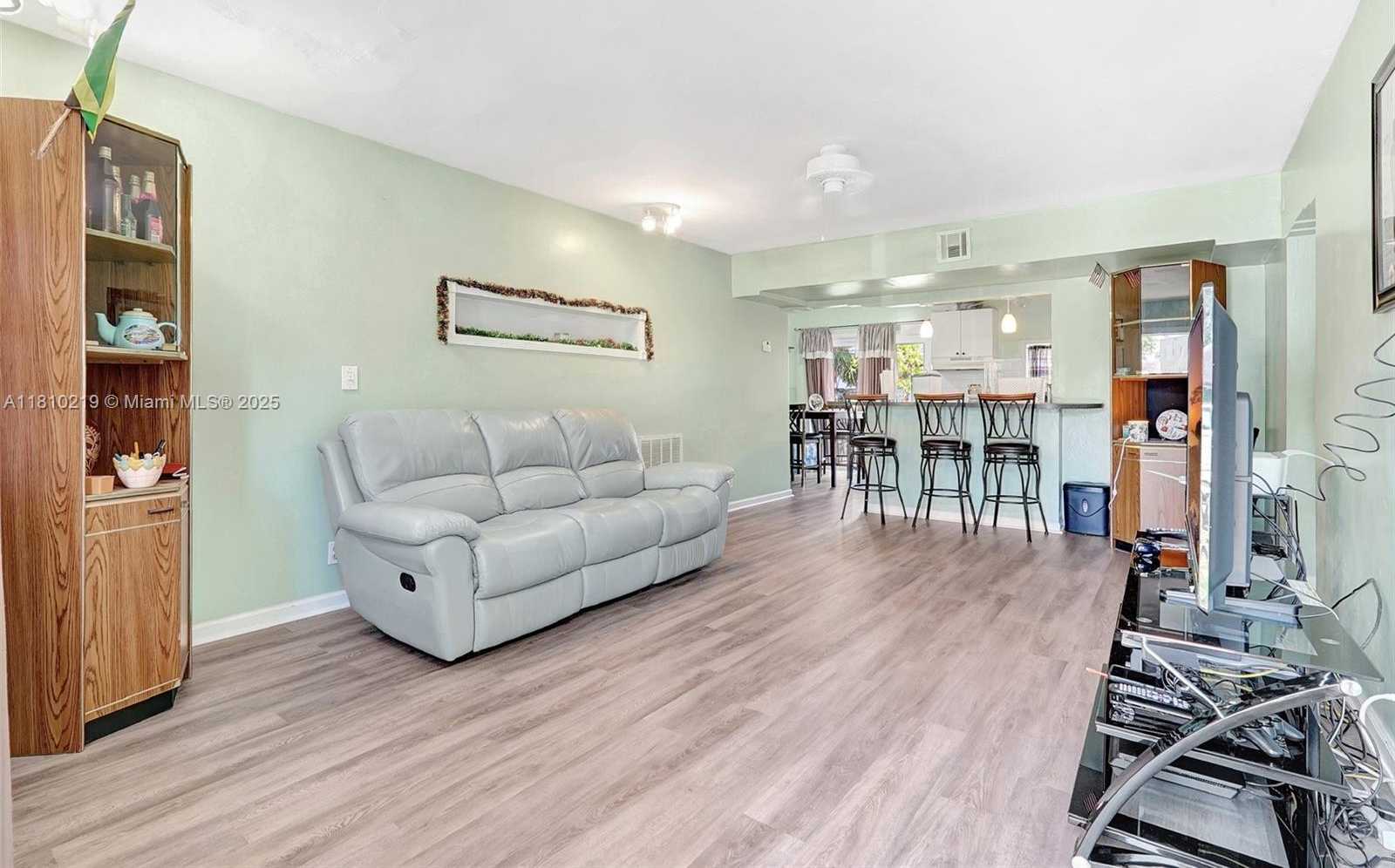 Small Image of 2609 ARTHUR ST, Hollywood Number 2