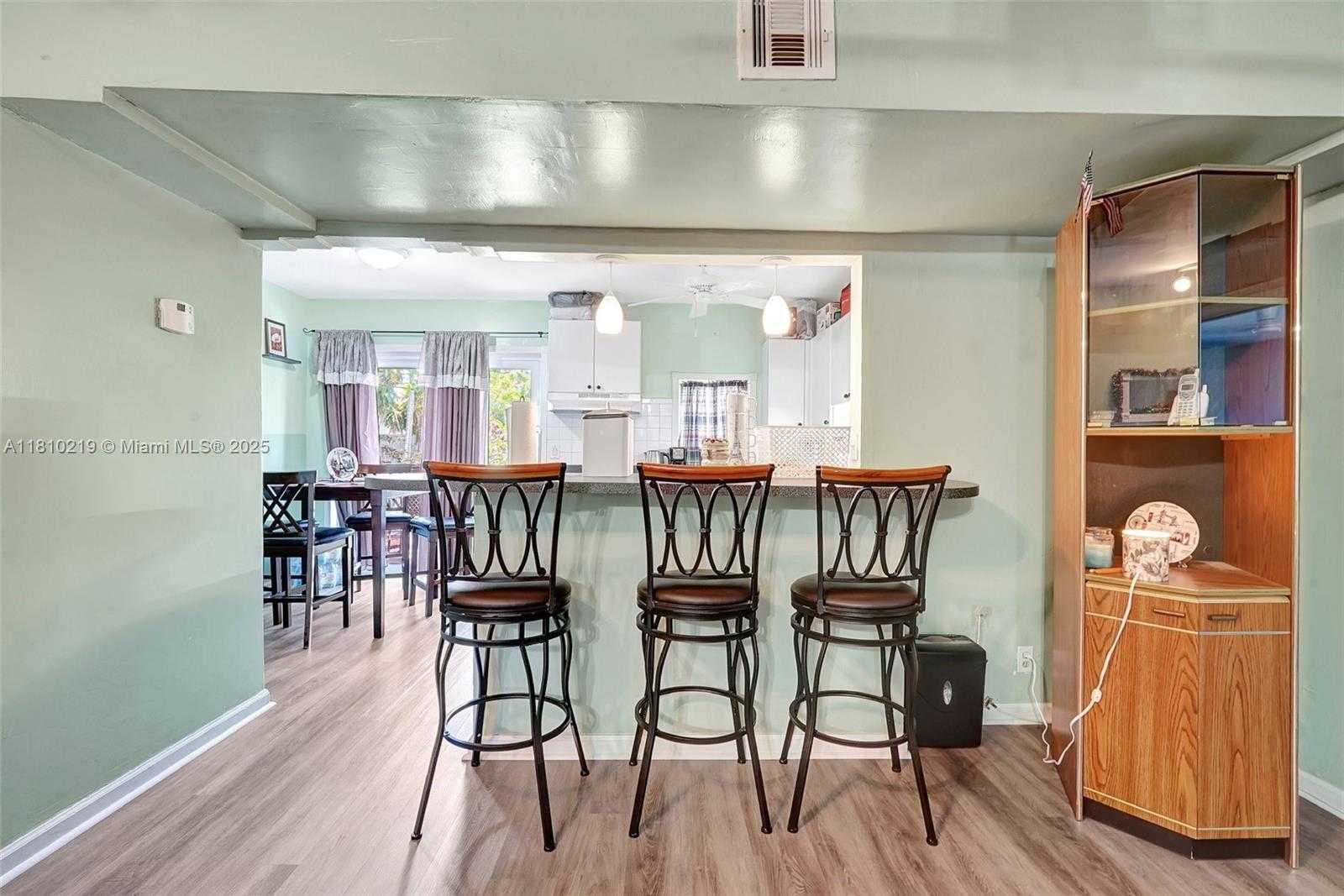 Small Image of 2609 ARTHUR ST, Hollywood Number 3