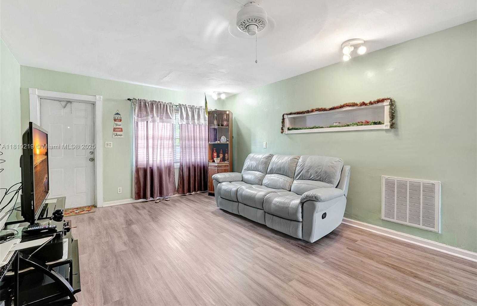 Small Image of 2609 ARTHUR ST, Hollywood Number 7
