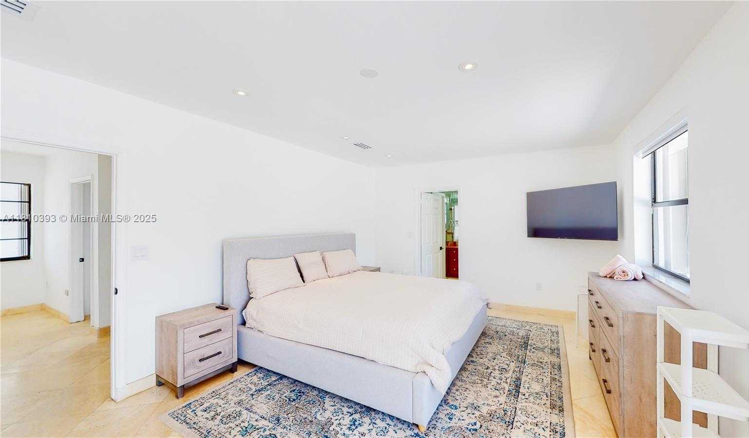 Small Image of 19140 NORTH BAY RD, Sunny Isles Beach Number 4