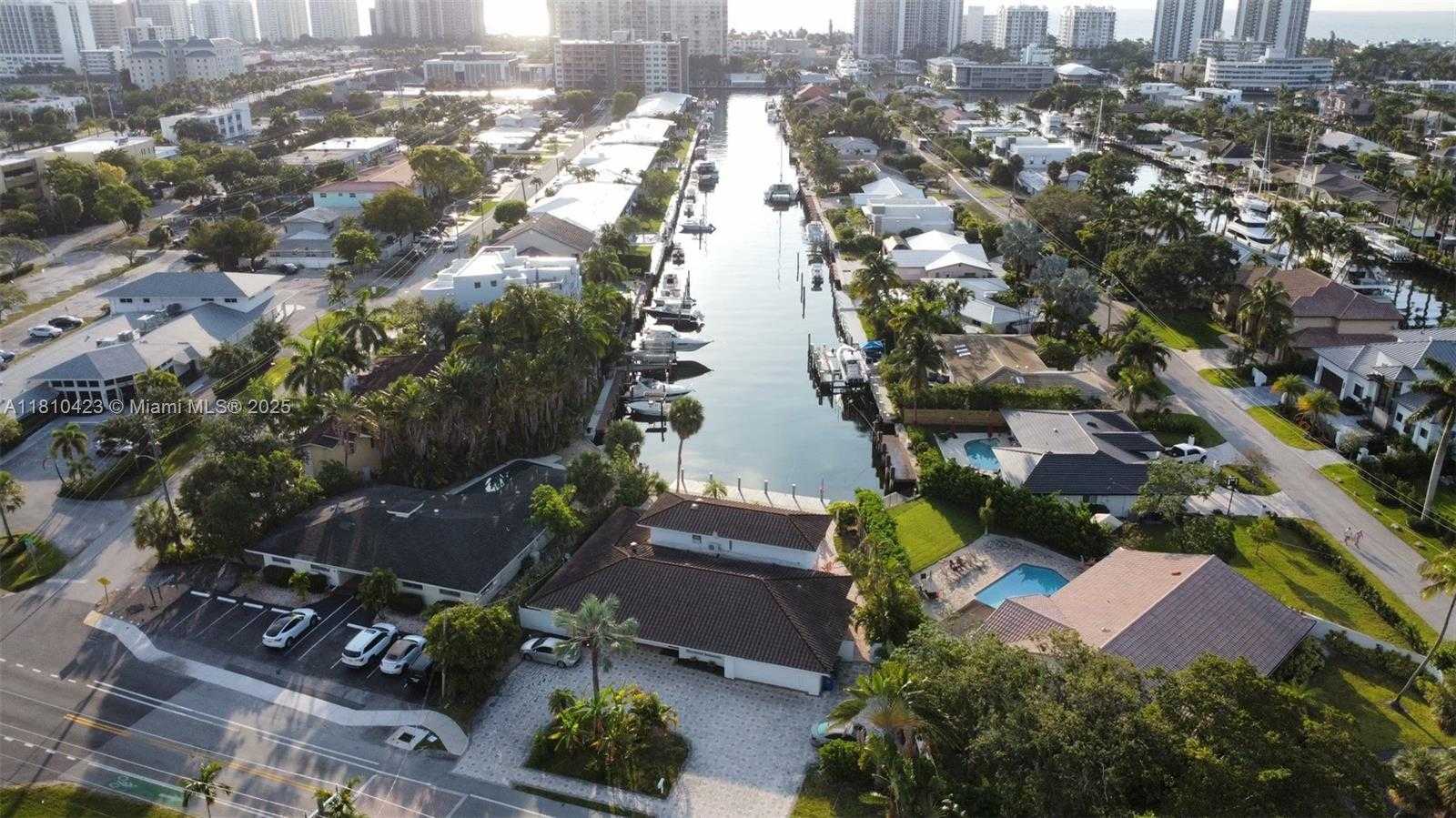 Small Image of 2908 BAYVIEW DR, Fort Lauderdale Number 2