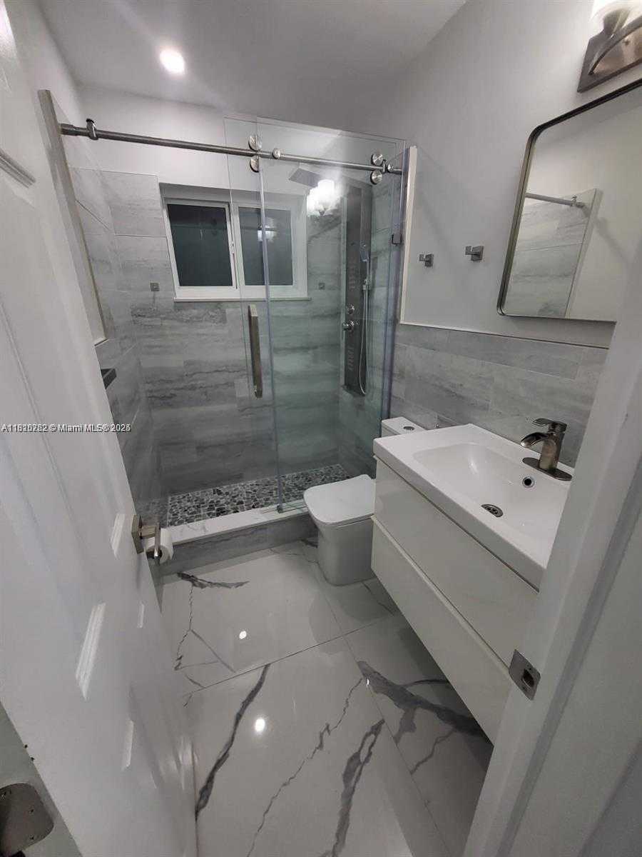 Small Image of 6275 PALM AVE, Hialeah Number 10
