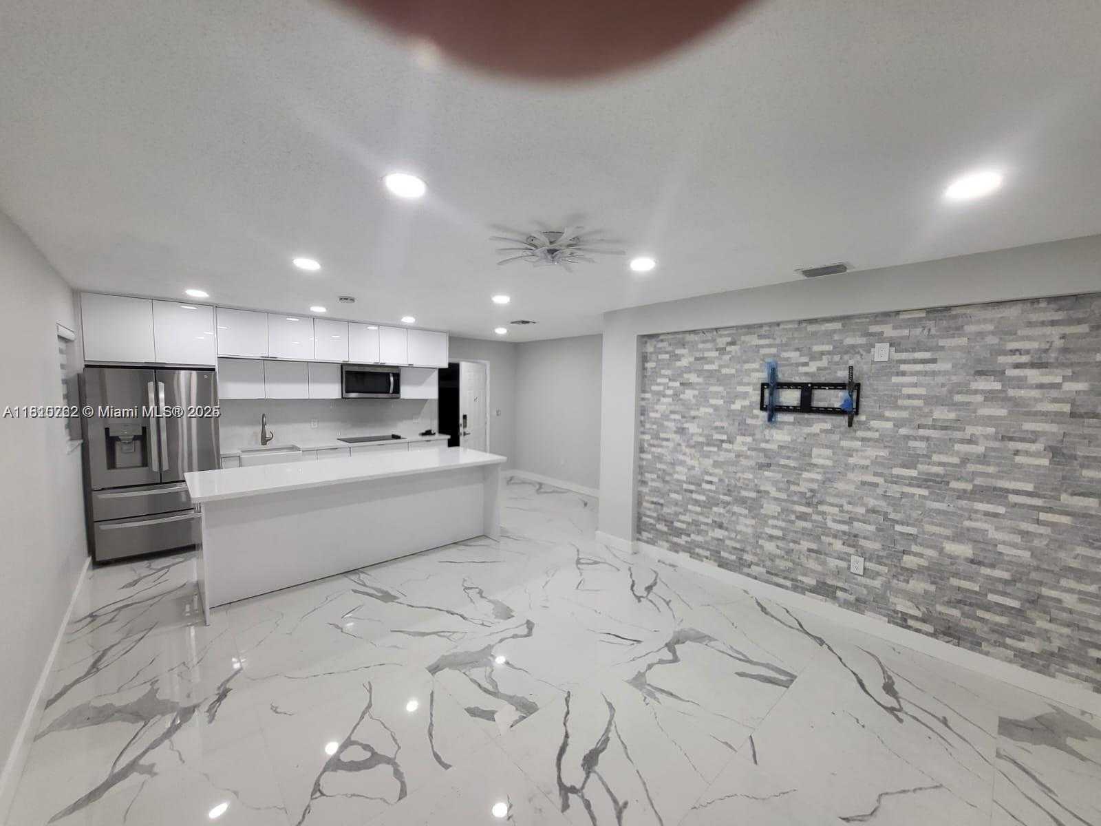 Small Image of 6275 PALM AVE, Hialeah Number 4