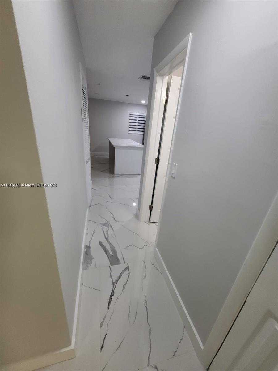 Small Image of 6275 PALM AVE, Hialeah Number 7