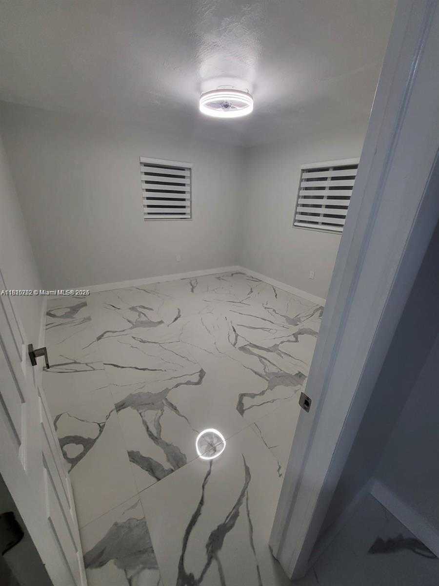 Small Image of 6275 PALM AVE, Hialeah Number 9