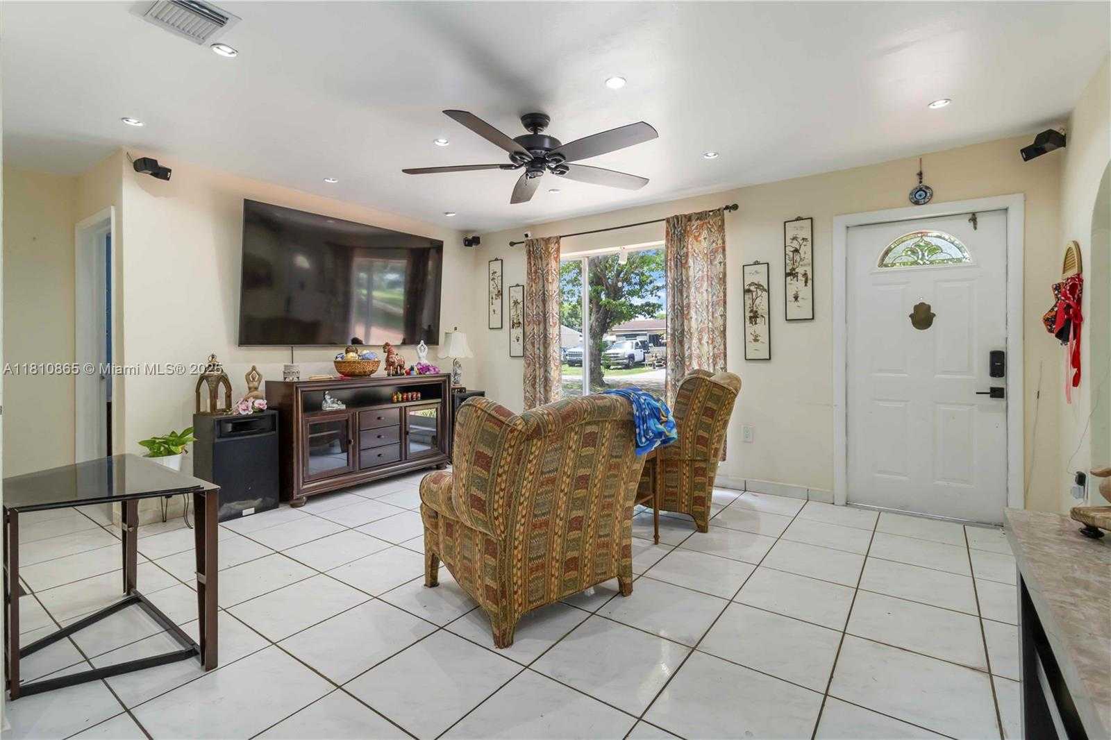 Small Image of 7141 CUSTER ST, Hollywood Number 4