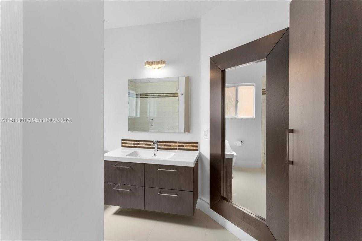 Small Image of 8773 SOUTH WEST 220TH LN, Cutler Bay Number 35