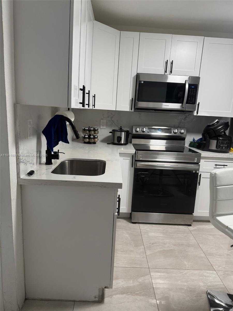 Small Image of 5010 NORTH WEST 190TH ST, Miami Gardens Number 4