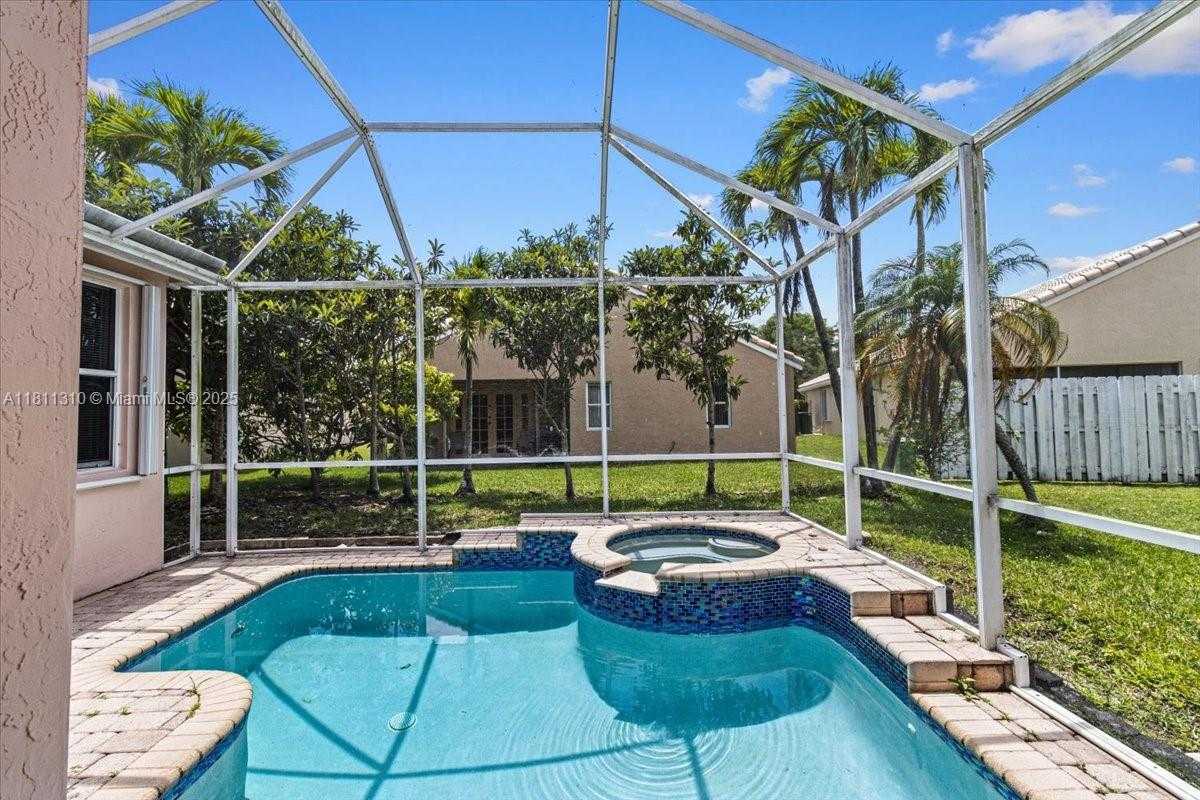 Small Image of 930 BRIAR RIDGE RD, Weston Number 10