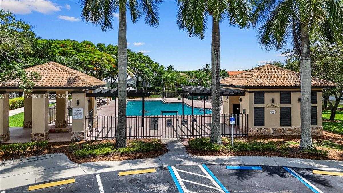 Small Image of 930 BRIAR RIDGE RD, Weston Number 16
