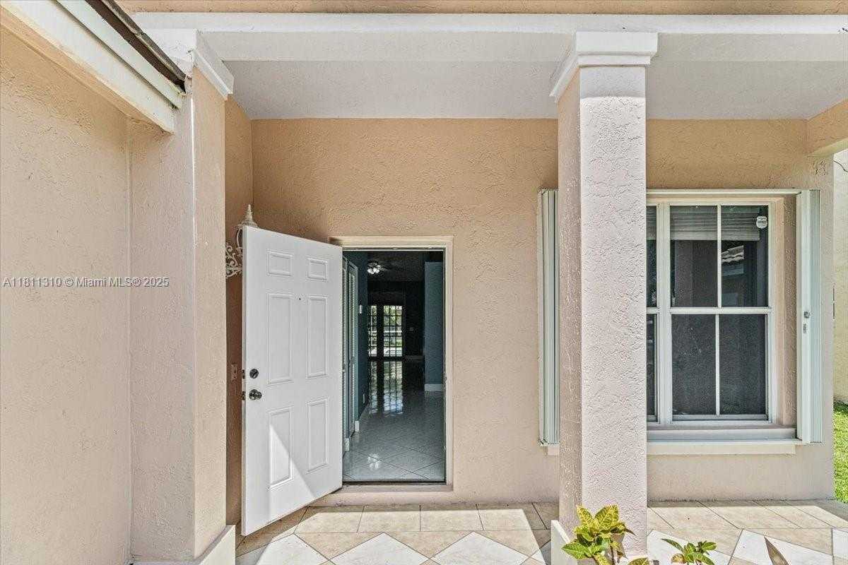Small Image of 930 BRIAR RIDGE RD, Weston Number 19