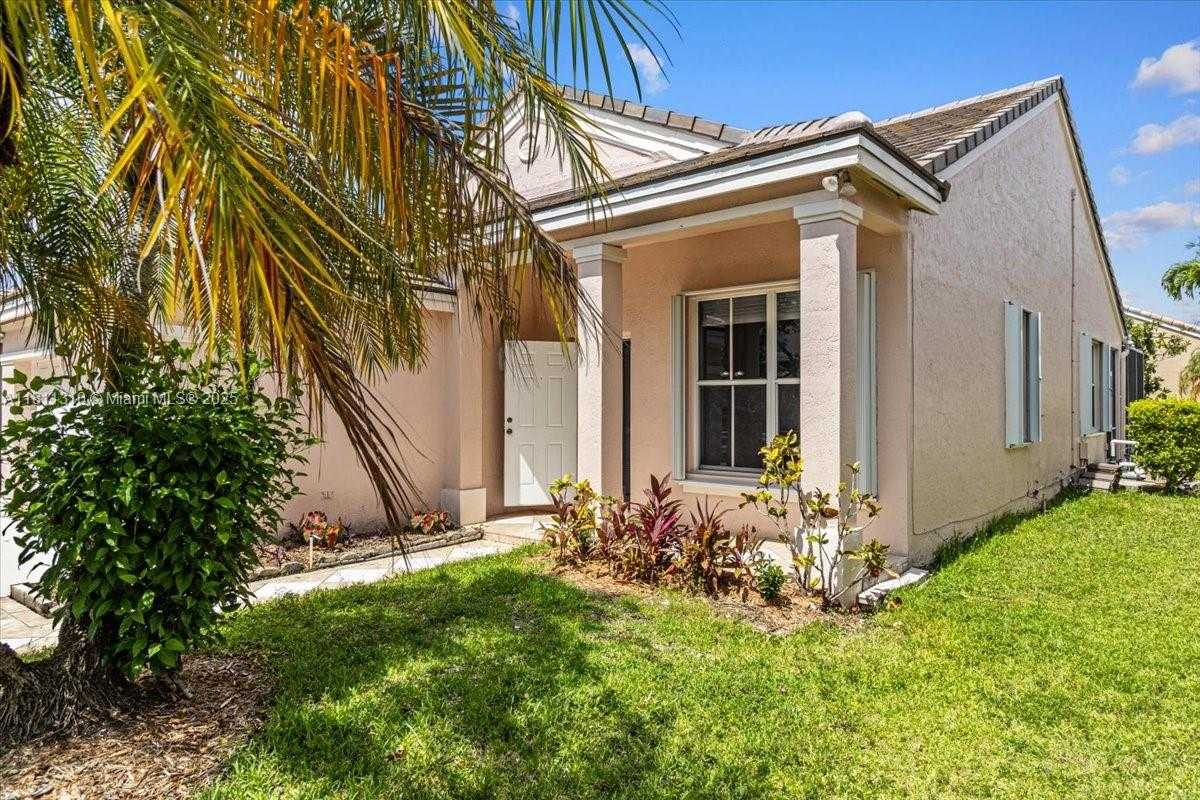 Small Image of 930 BRIAR RIDGE RD, Weston Number 2