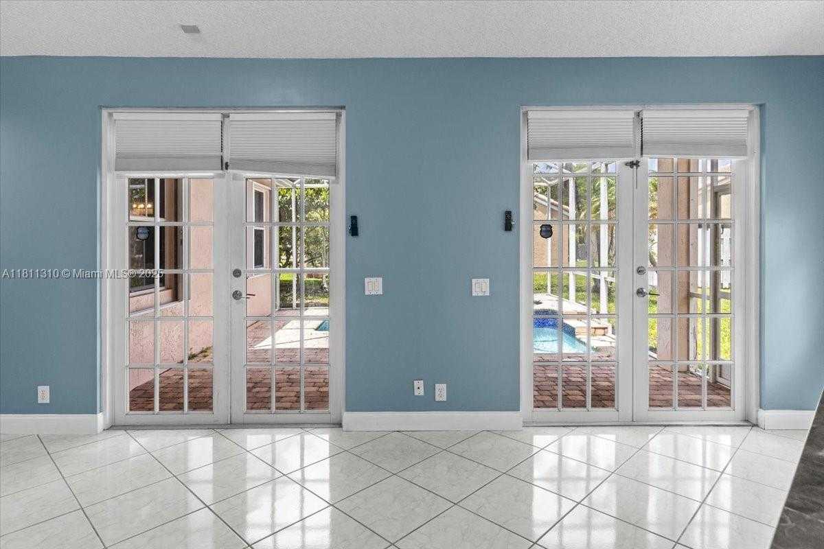 Small Image of 930 BRIAR RIDGE RD, Weston Number 26