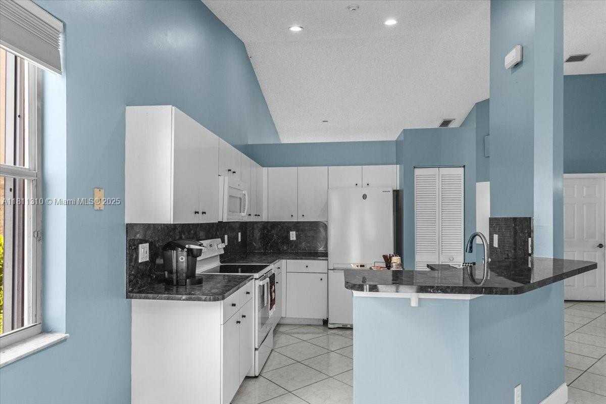 Small Image of 930 BRIAR RIDGE RD, Weston Number 31