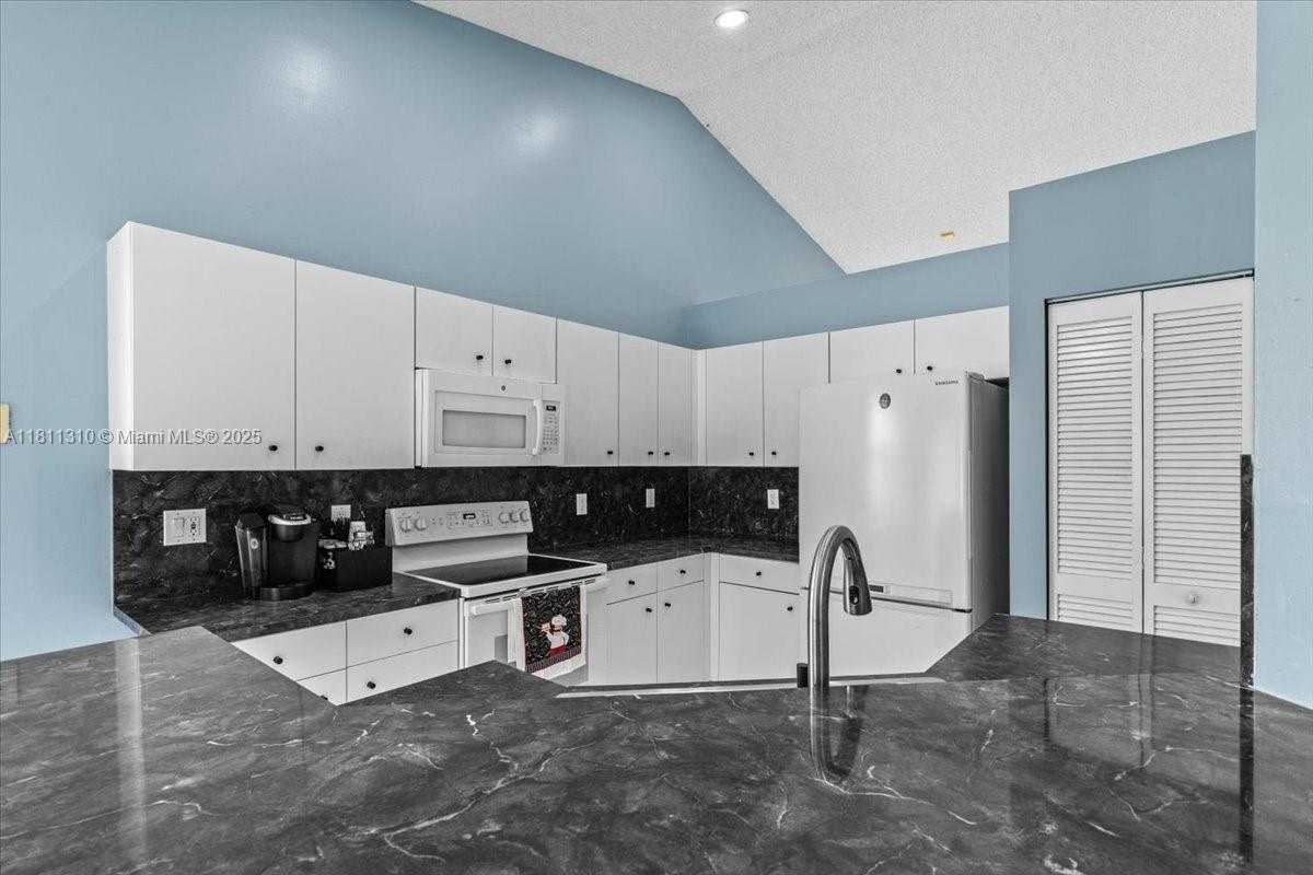 Small Image of 930 BRIAR RIDGE RD, Weston Number 32
