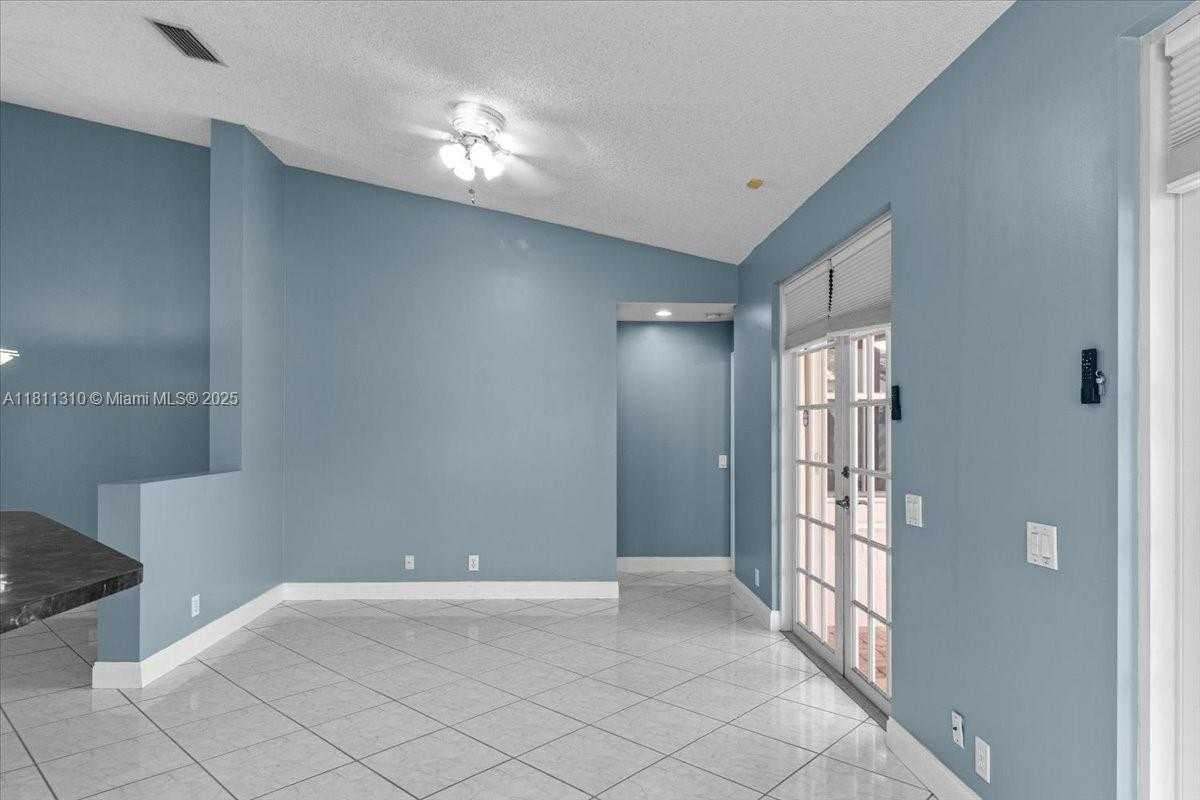 Small Image of 930 BRIAR RIDGE RD, Weston Number 33
