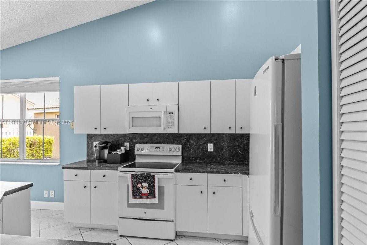 Small Image of 930 BRIAR RIDGE RD, Weston Number 35