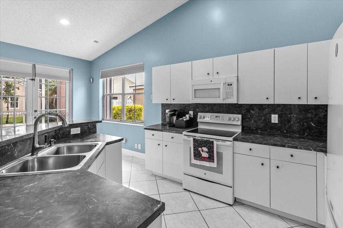Small Image of 930 BRIAR RIDGE RD, Weston Number 36