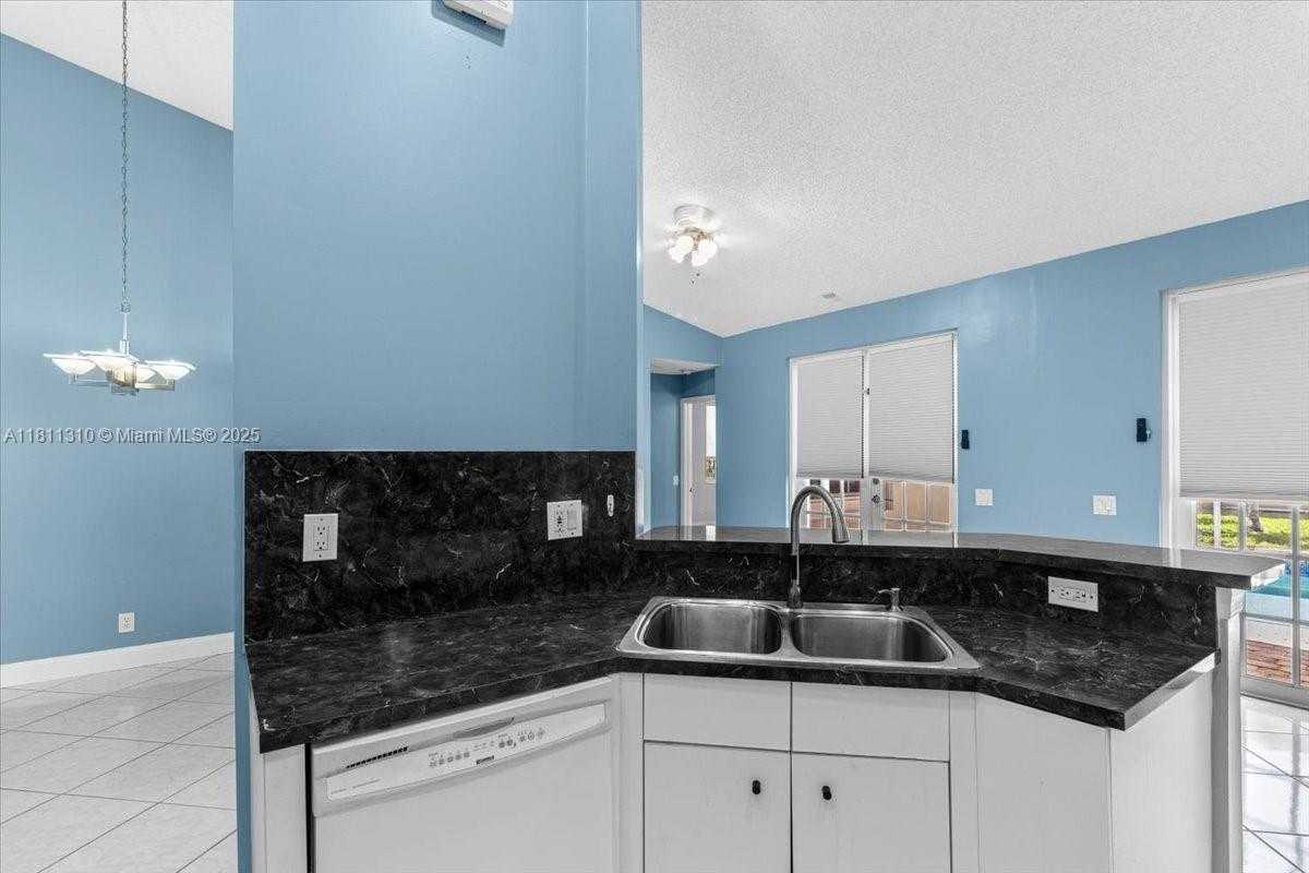Small Image of 930 BRIAR RIDGE RD, Weston Number 37