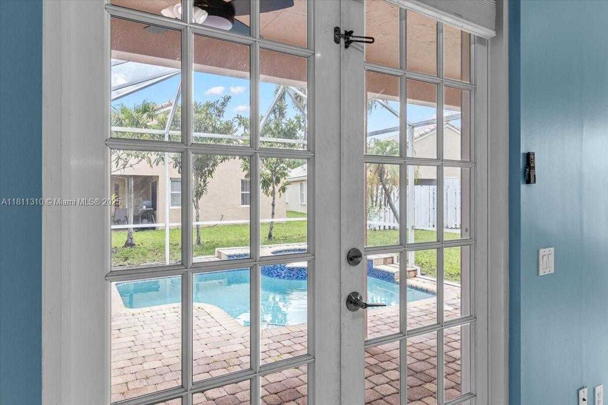 Small Image of 930 BRIAR RIDGE RD, Weston Number 41