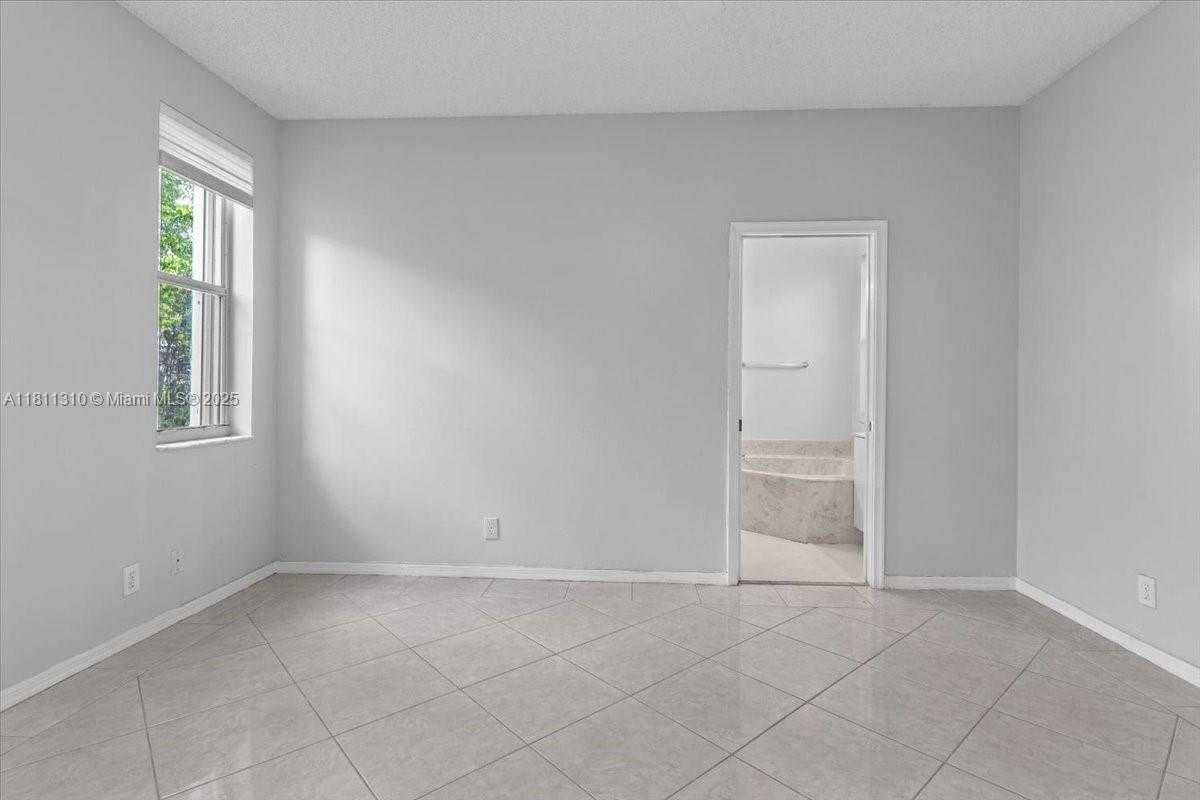 Small Image of 930 BRIAR RIDGE RD, Weston Number 44