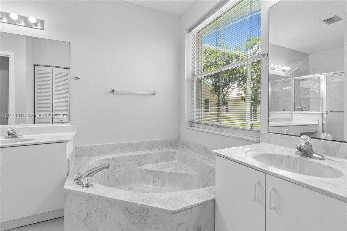 Small Image of 930 BRIAR RIDGE RD, Weston Number 49