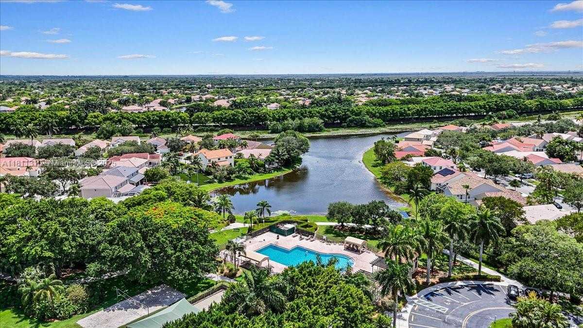 Small Image of 930 BRIAR RIDGE RD, Weston Number 5