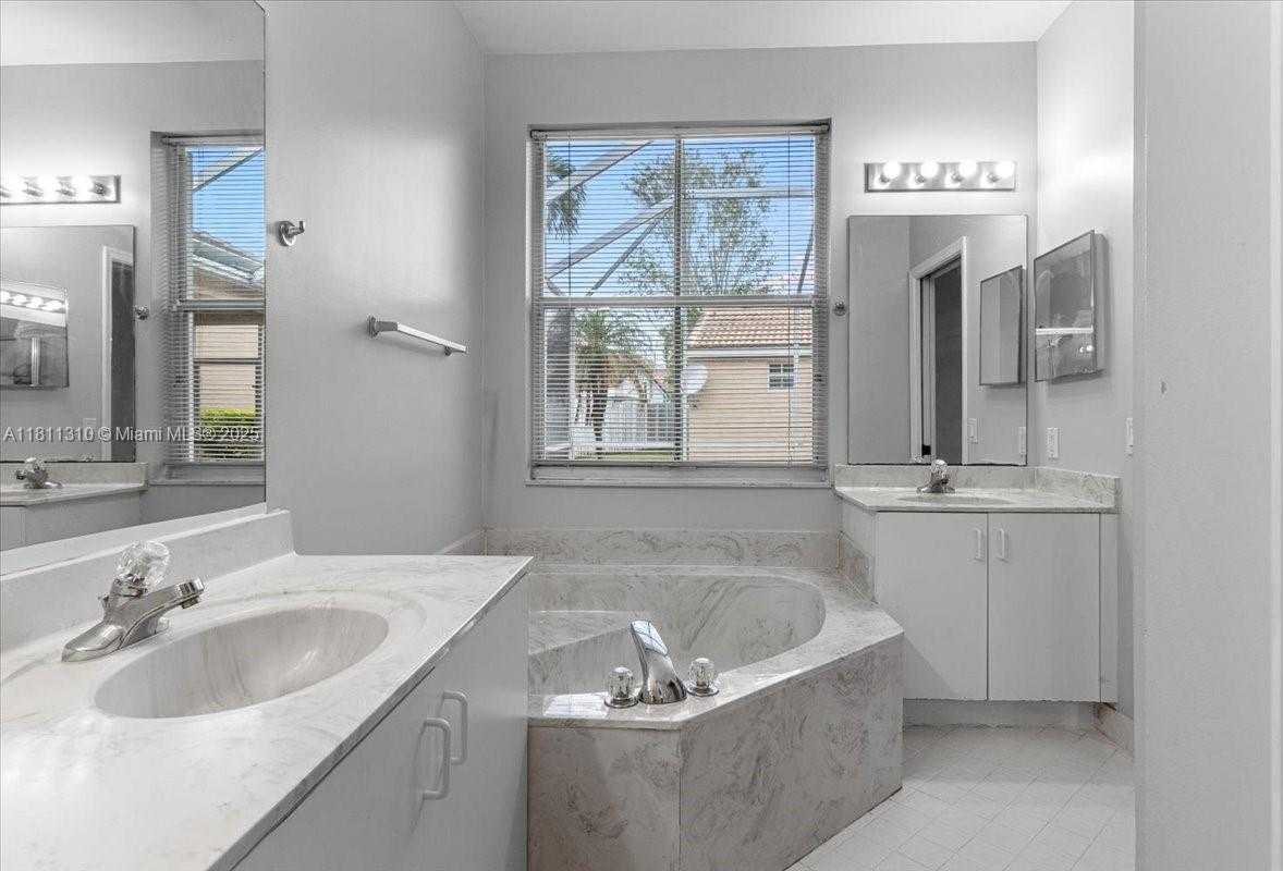 Small Image of 930 BRIAR RIDGE RD, Weston Number 50