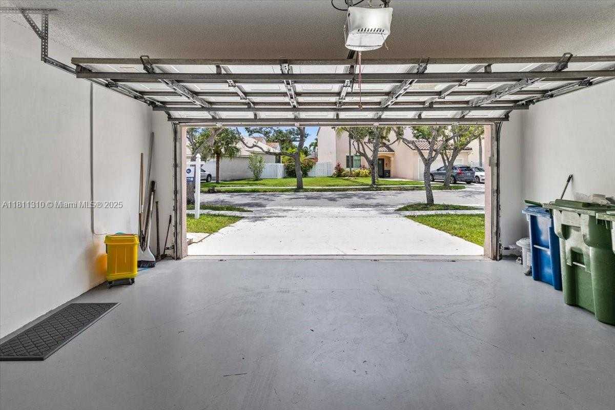 Small Image of 930 BRIAR RIDGE RD, Weston Number 66