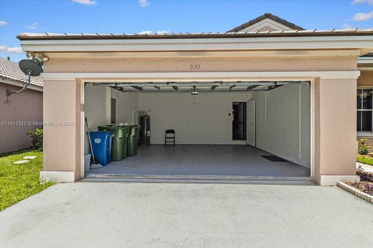 Small Image of 930 BRIAR RIDGE RD, Weston Number 68