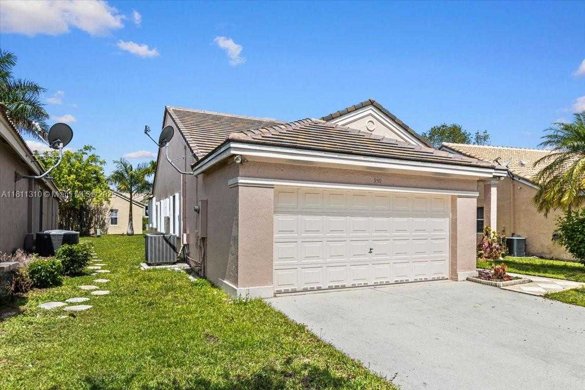 Small Image of 930 BRIAR RIDGE RD, Weston Number 7
