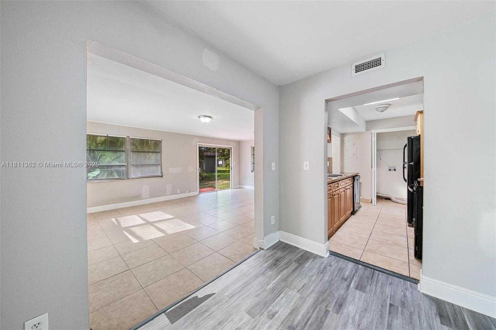 Small Image of 7019 NORTH WEST 63RD ST, Tamarac Number 18