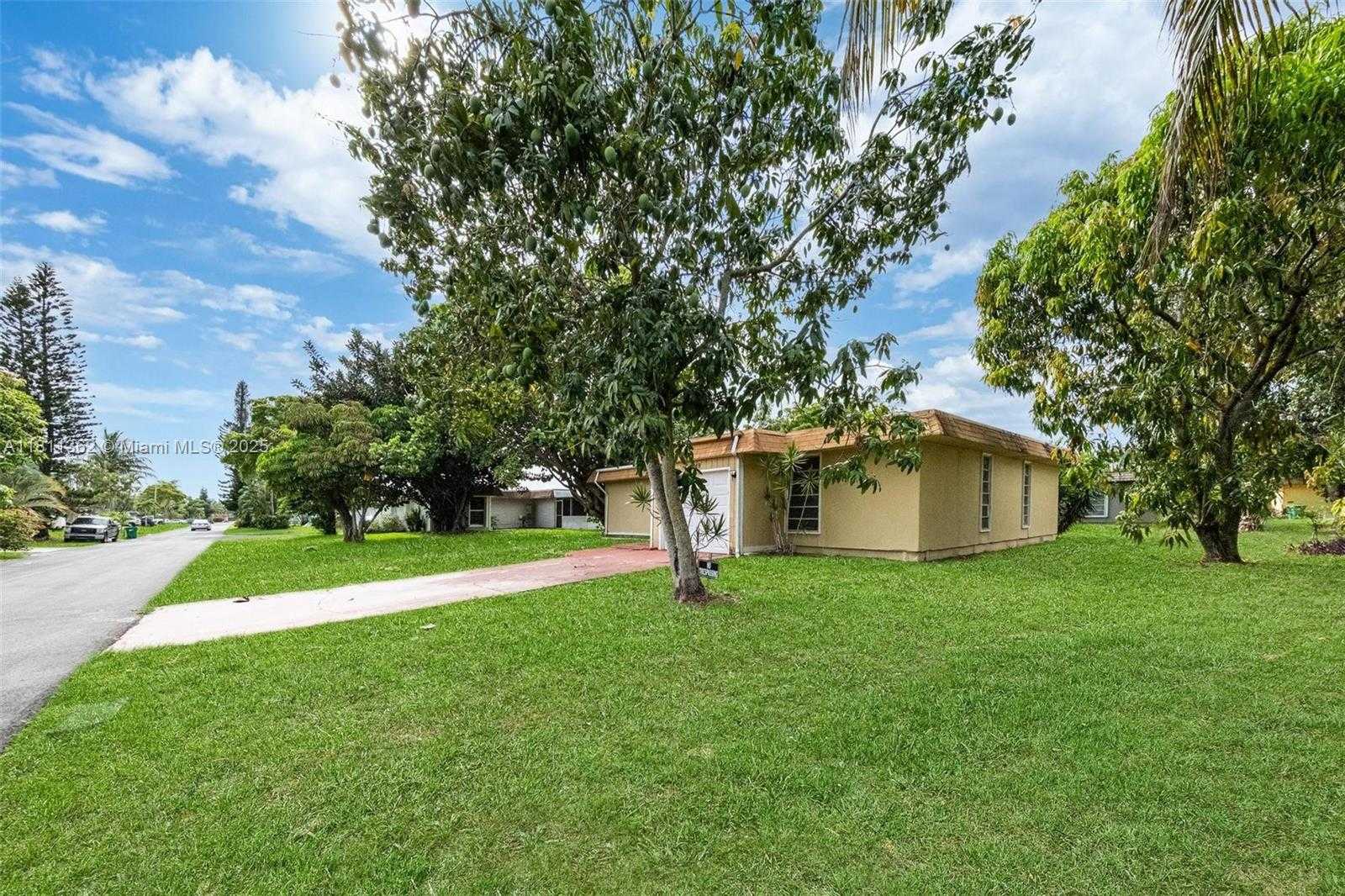 Small Image of 7019 NORTH WEST 63RD ST, Tamarac Number 25