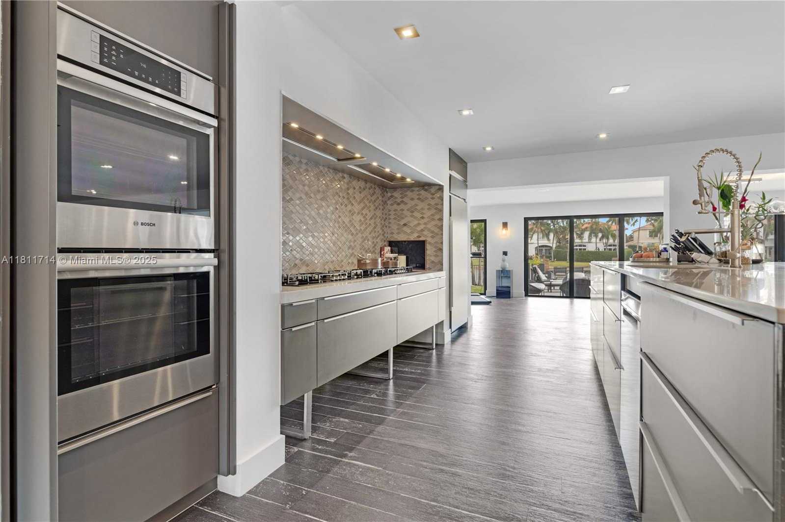 Small Image of 1601 DIPLOMAT PKWY, Hollywood Number 11