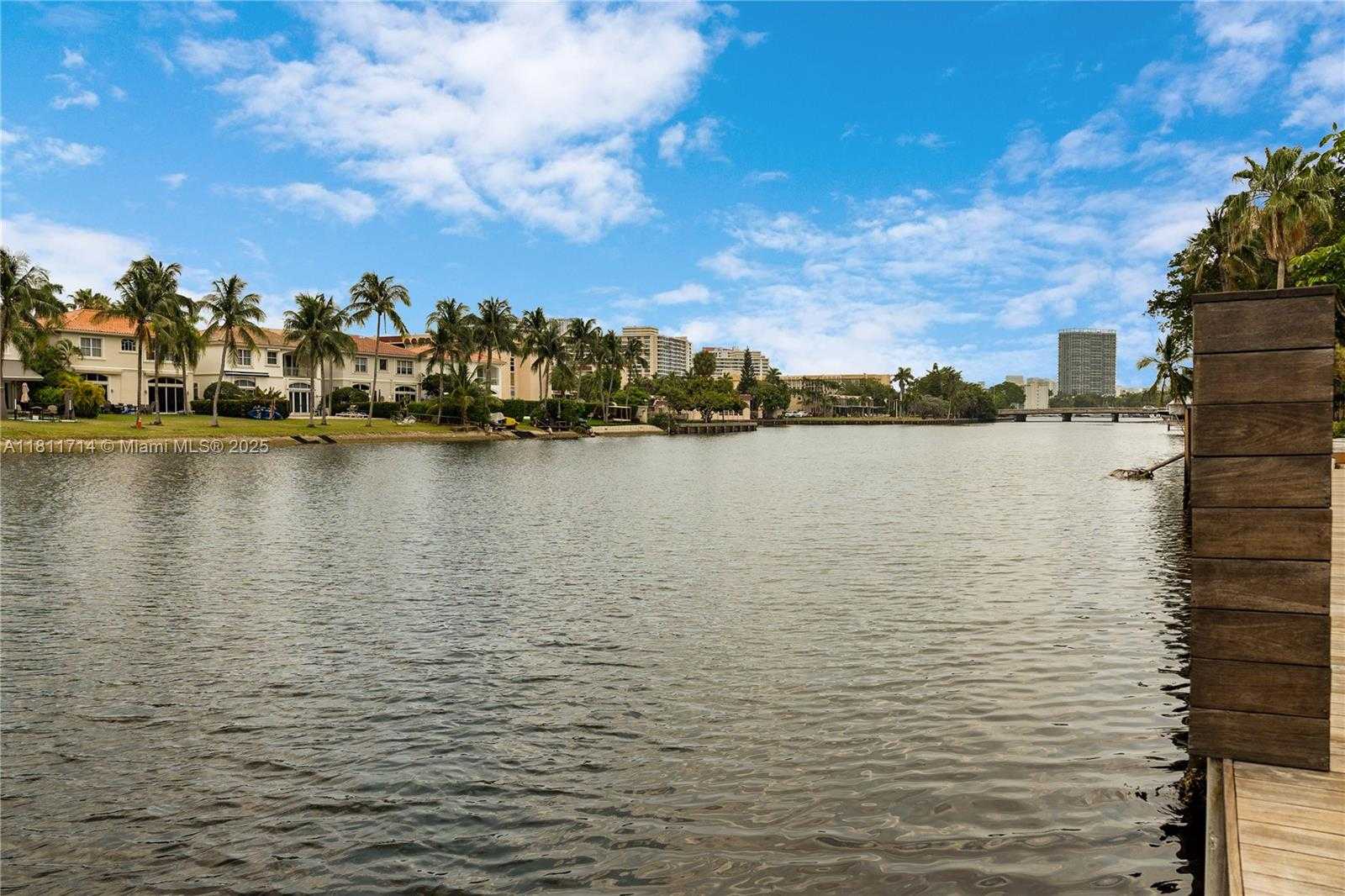 Small Image of 1601 DIPLOMAT PKWY, Hollywood Number 3