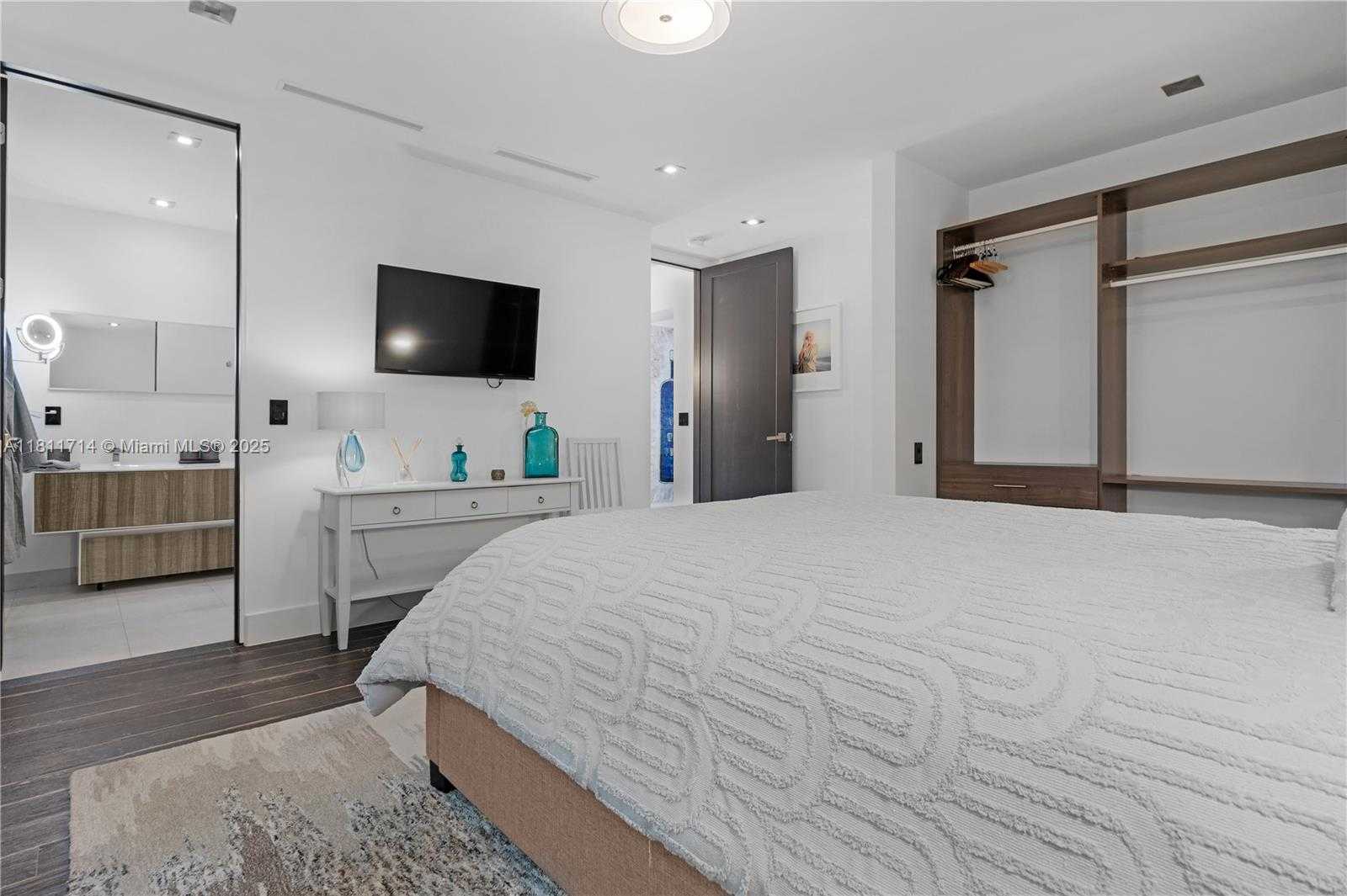 Small Image of 1601 DIPLOMAT PKWY, Hollywood Number 43