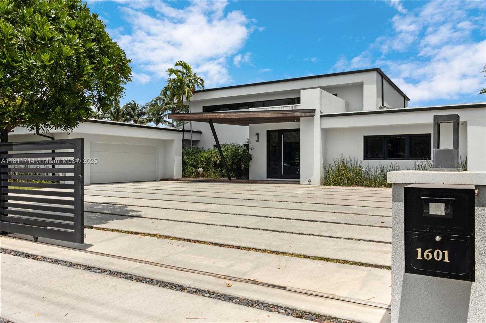 Small Image of 1601 DIPLOMAT PKWY, Hollywood Number 6