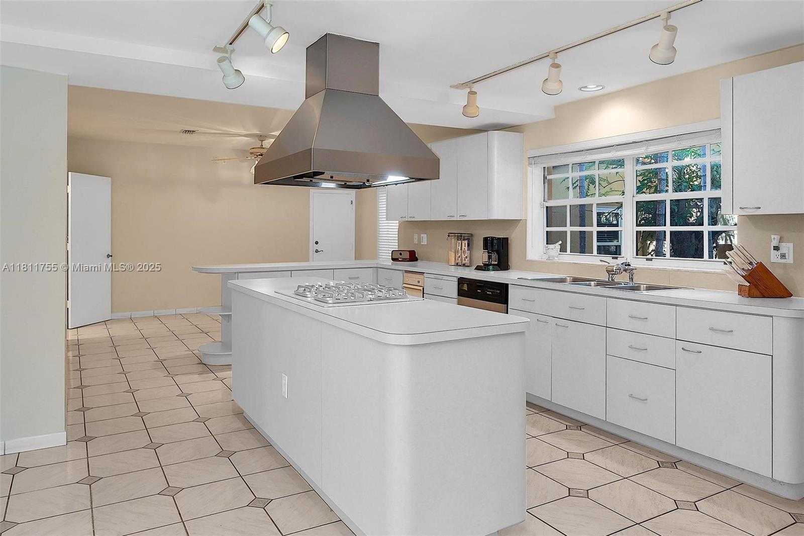 Small Image of 5309 ALTON RD, Miami Beach Number 13