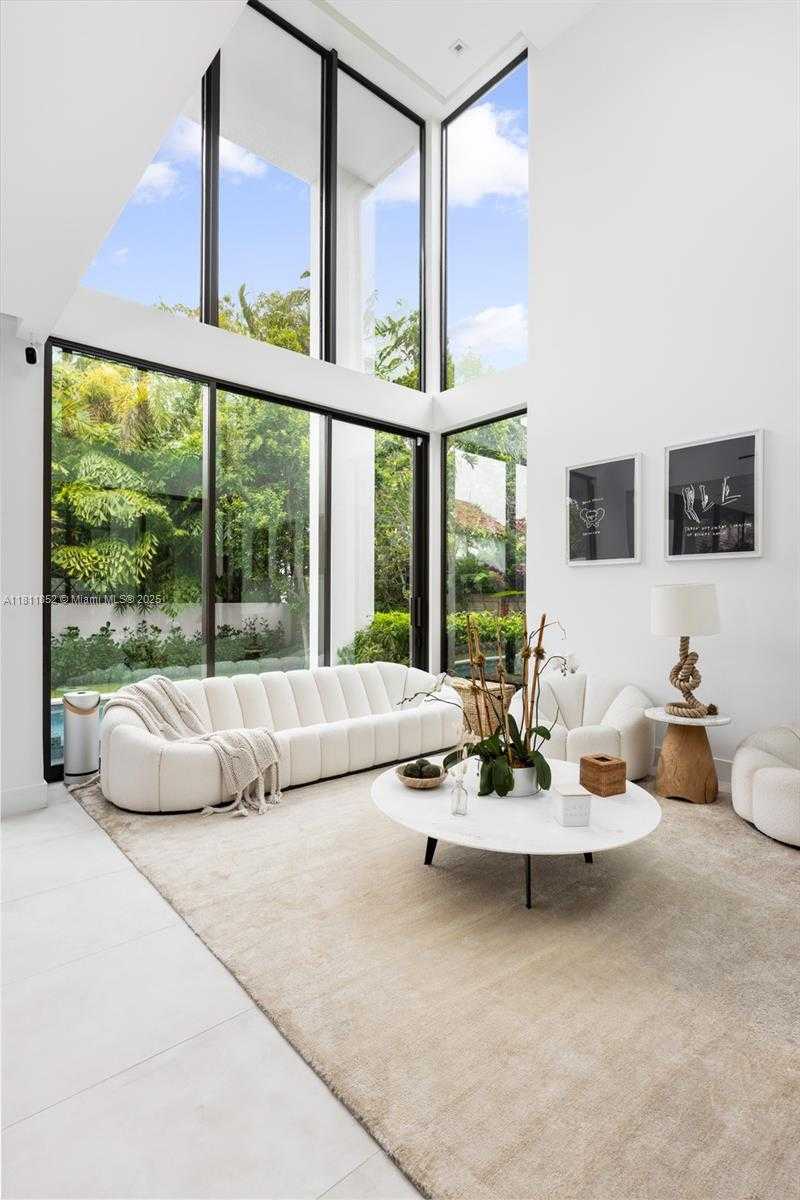 Small Image of 5630 PINE TREE DR, Miami Beach Number 14