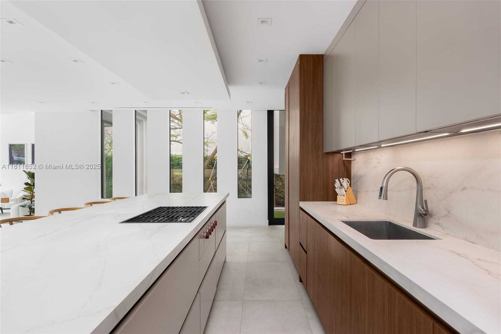 Small Image of 5630 PINE TREE DR, Miami Beach Number 19