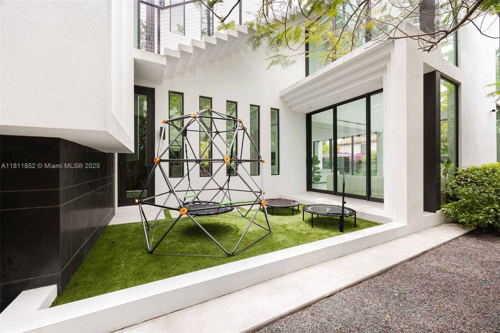Small Image of 5630 PINE TREE DR, Miami Beach Number 23