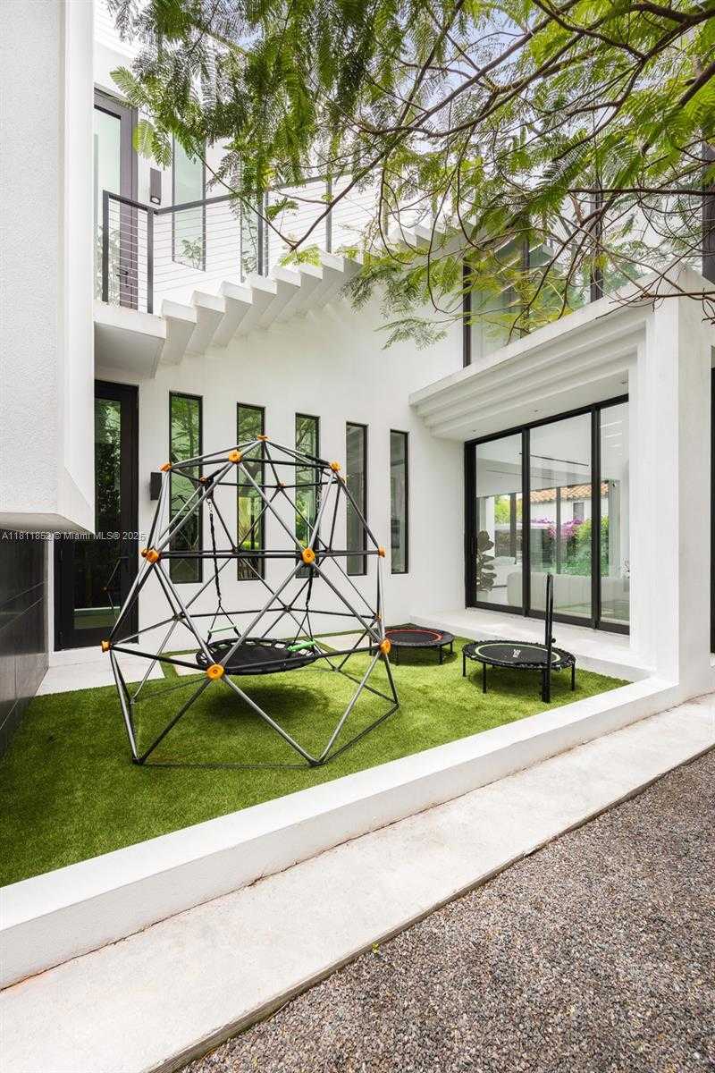 Small Image of 5630 PINE TREE DR, Miami Beach Number 24