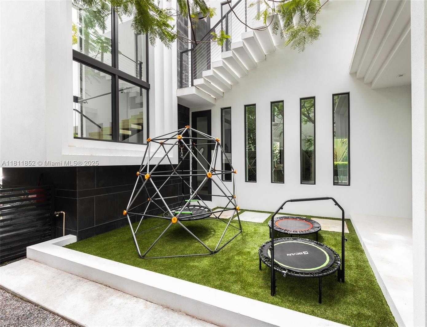 Small Image of 5630 PINE TREE DR, Miami Beach Number 25
