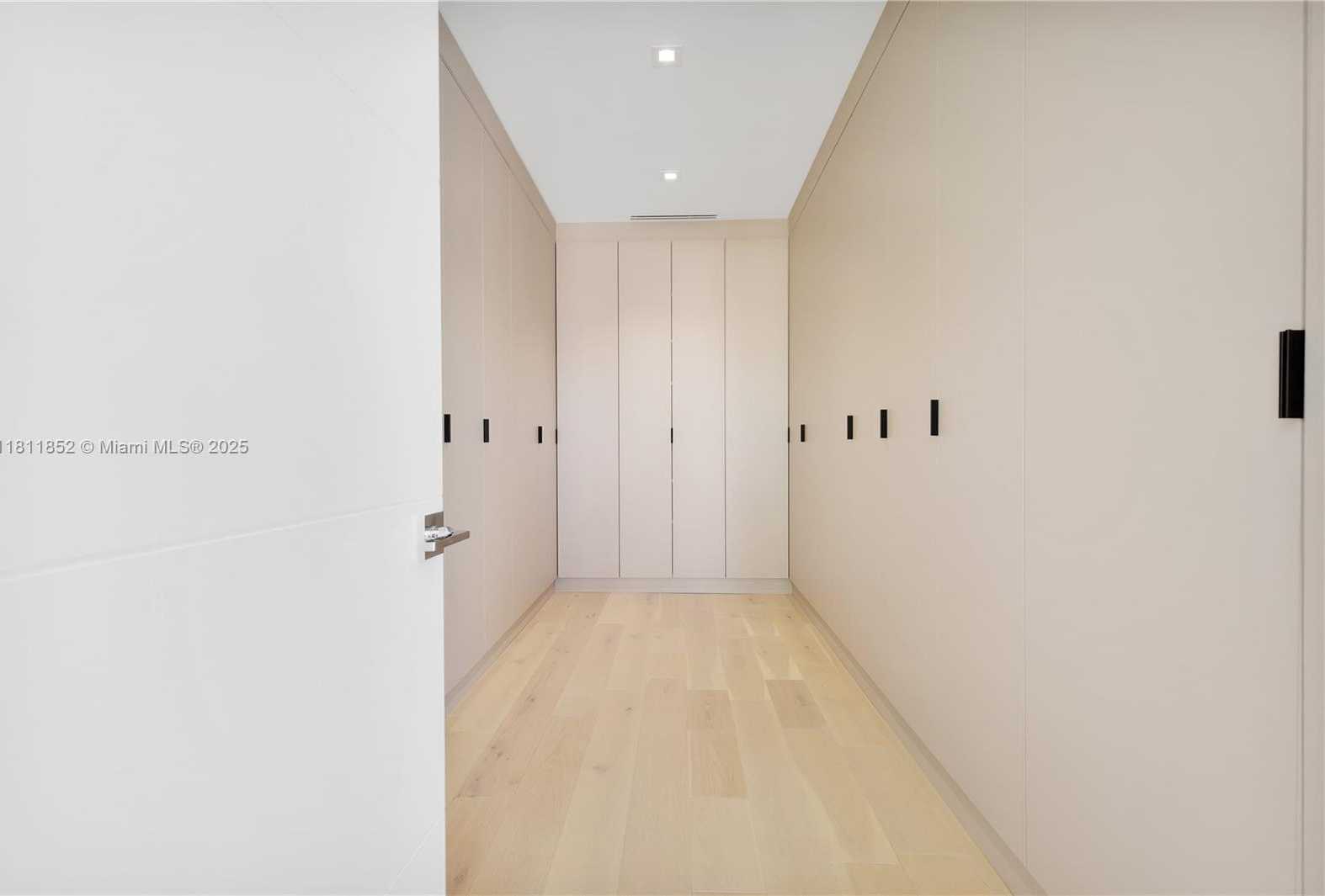 Small Image of 5630 PINE TREE DR, Miami Beach Number 29