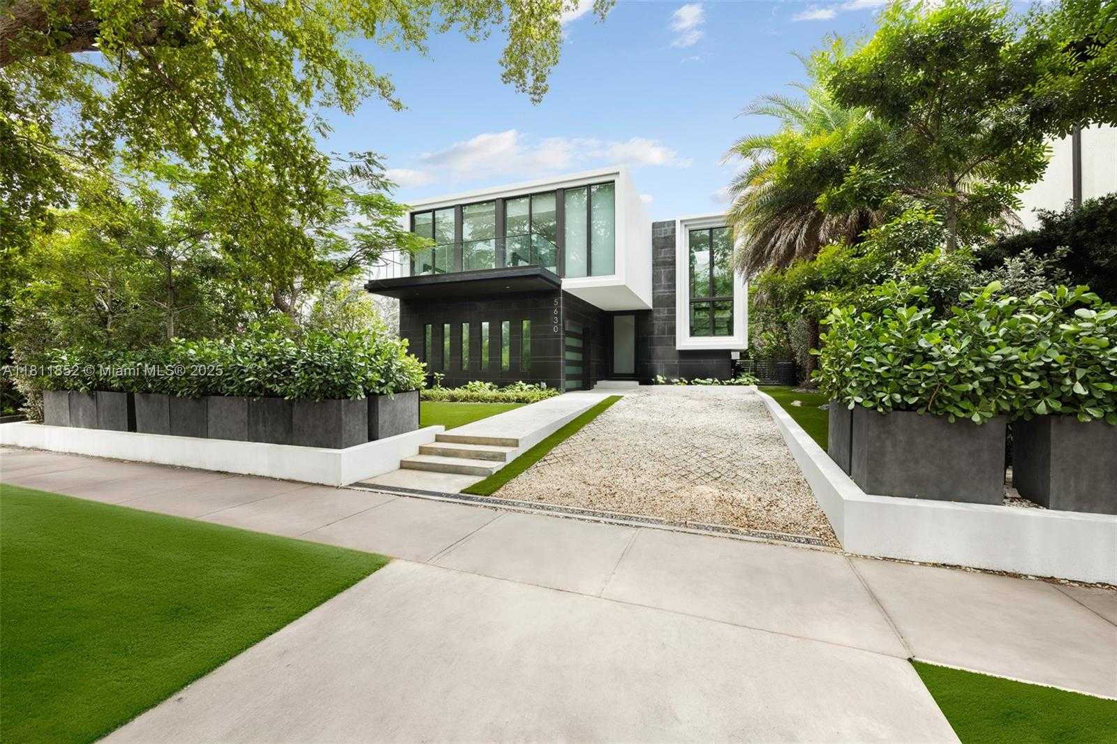 Small Image of 5630 PINE TREE DR, Miami Beach Number 3