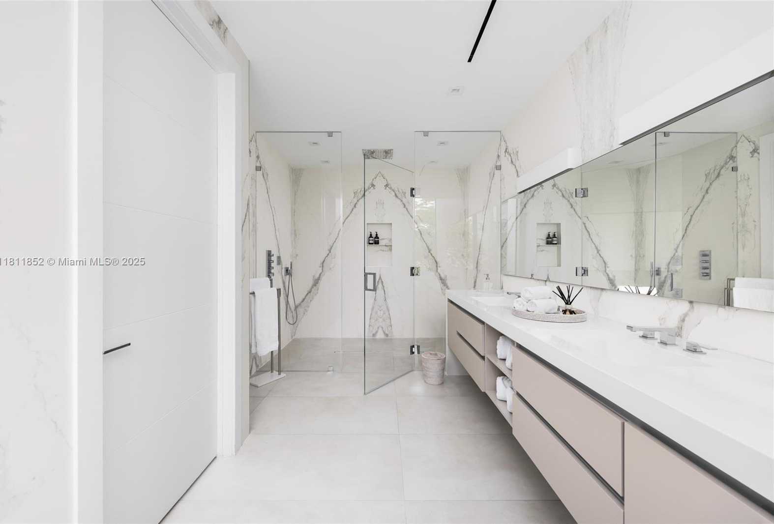 Small Image of 5630 PINE TREE DR, Miami Beach Number 31