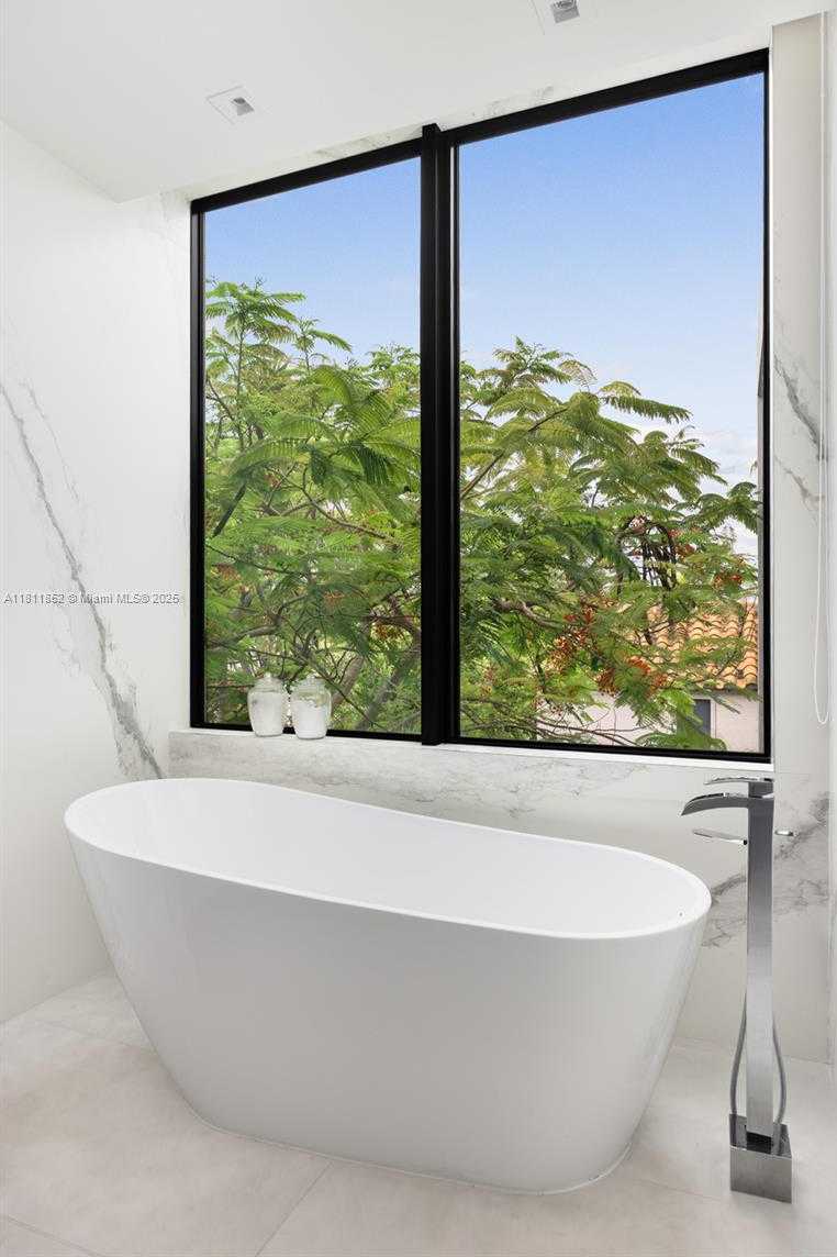 Small Image of 5630 PINE TREE DR, Miami Beach Number 32
