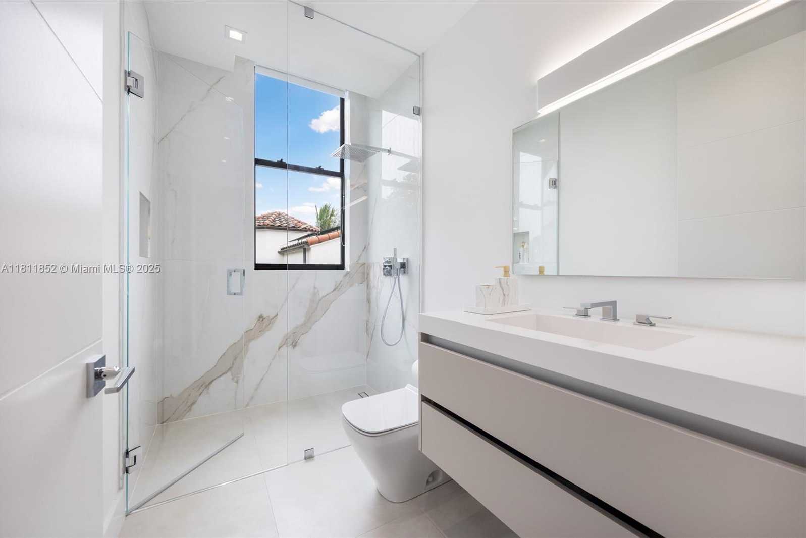 Small Image of 5630 PINE TREE DR, Miami Beach Number 37