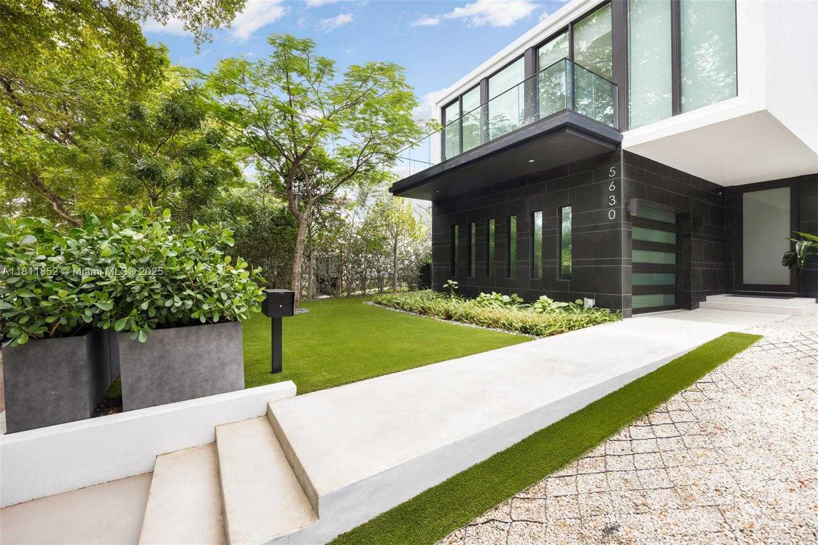 Small Image of 5630 PINE TREE DR, Miami Beach Number 4