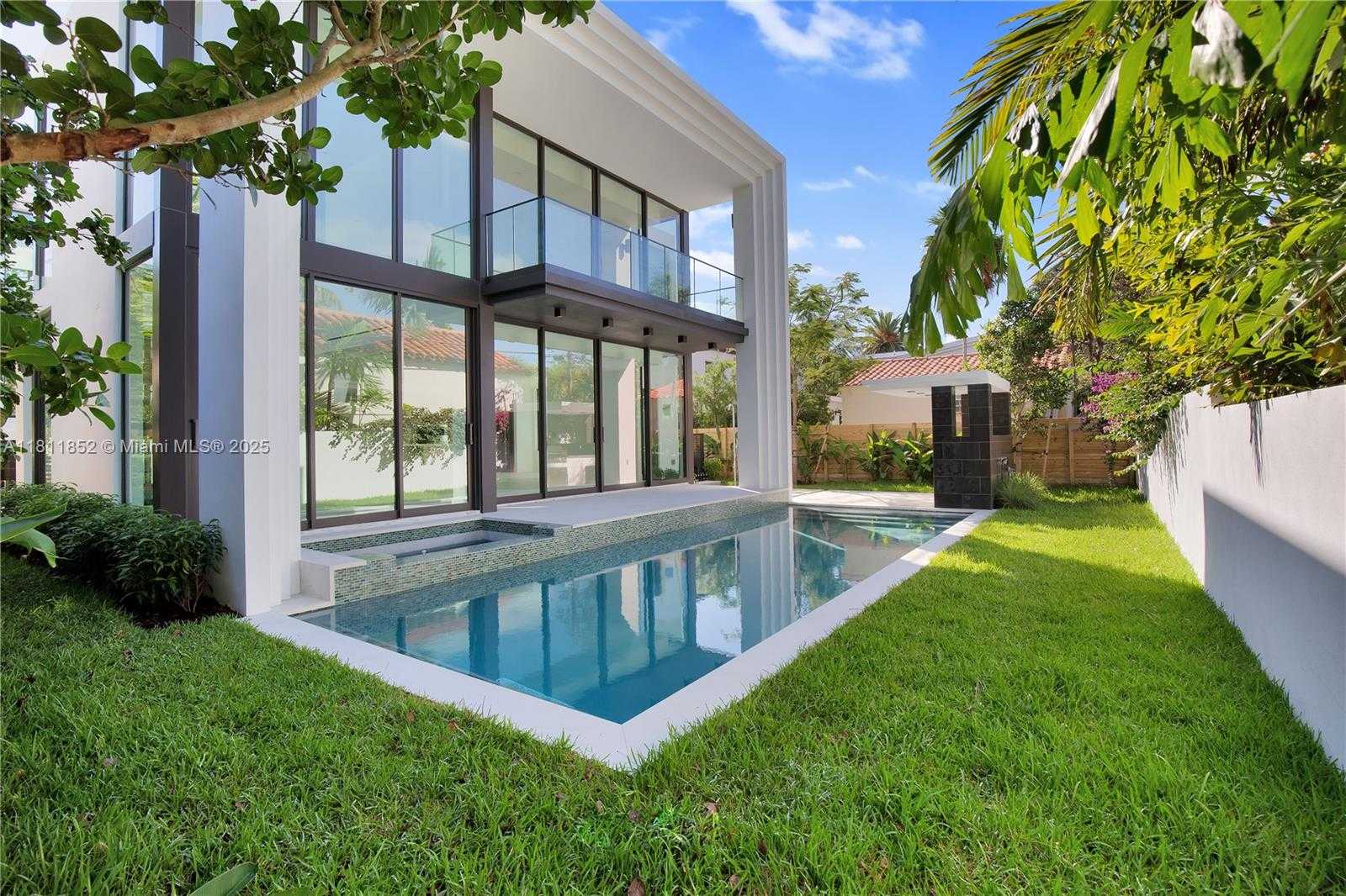 Small Image of 5630 PINE TREE DR, Miami Beach Number 42